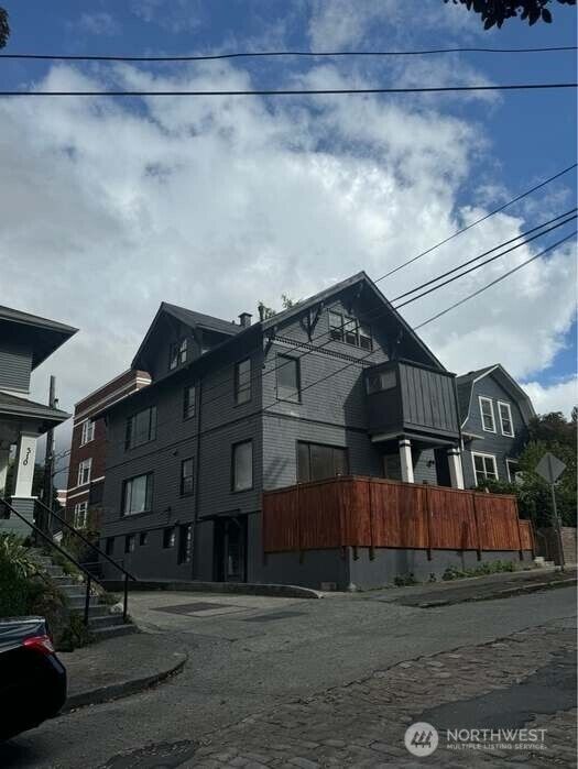 Property Photo:  314 E Mercer Street 2B  WA 98102 