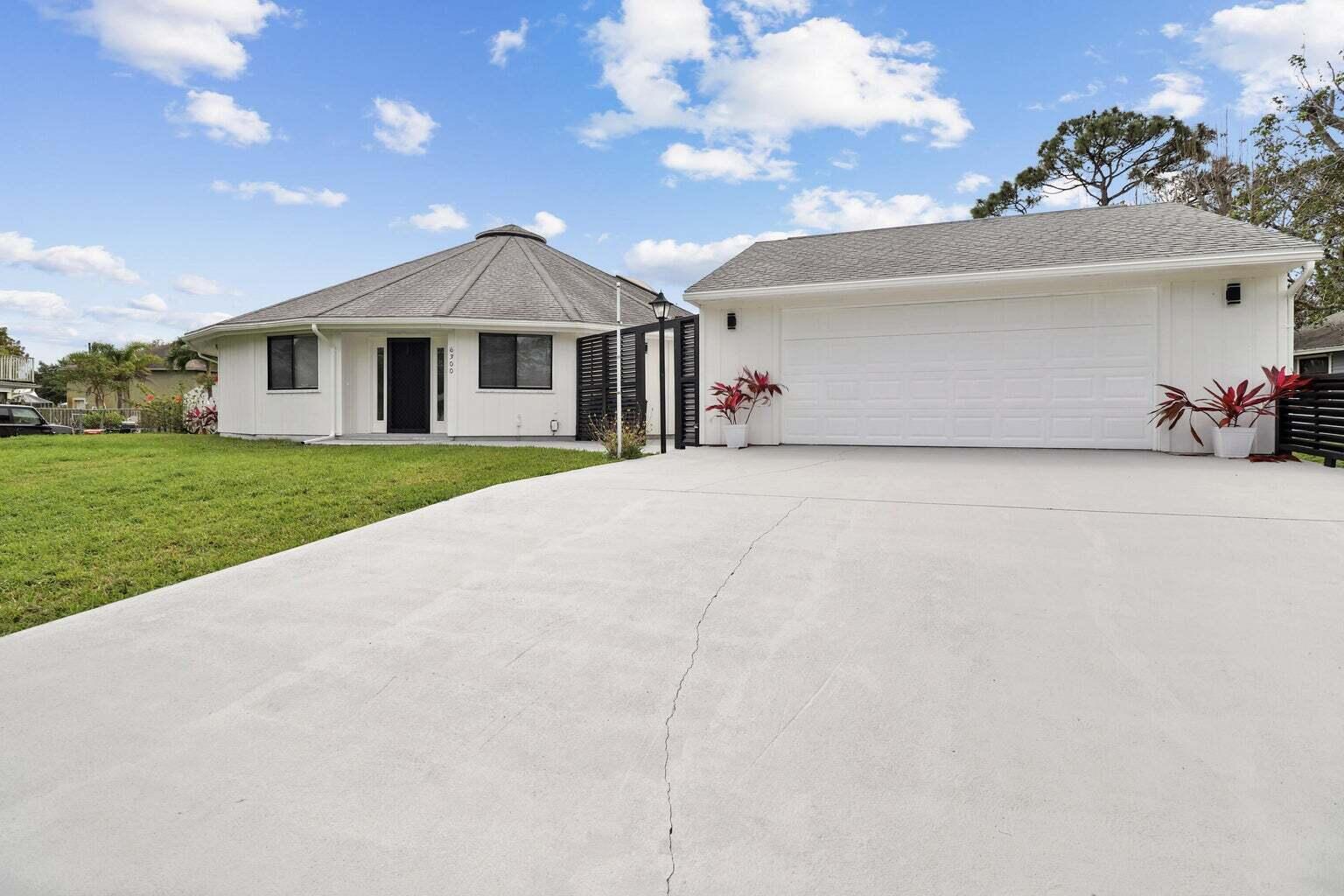 Property Photo: 6300 SE Phillips Bend Avenue FL 34997