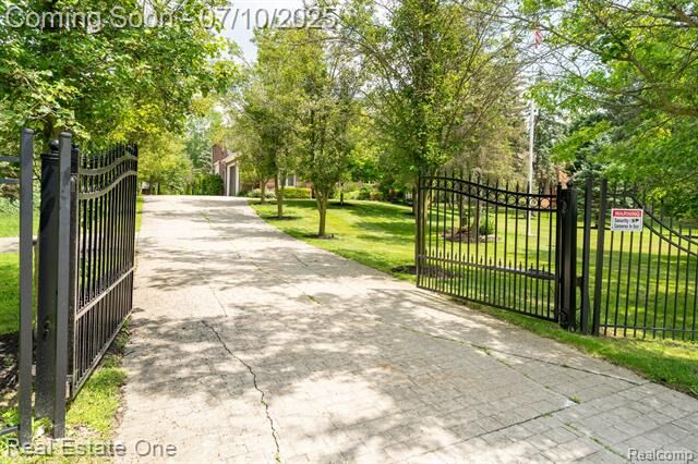 Property Photo:  6120 Evanswood Road  MI 48085 