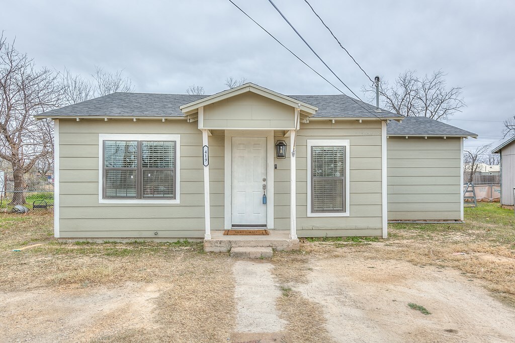 Property Photo: 419 E 29th St TX 76903