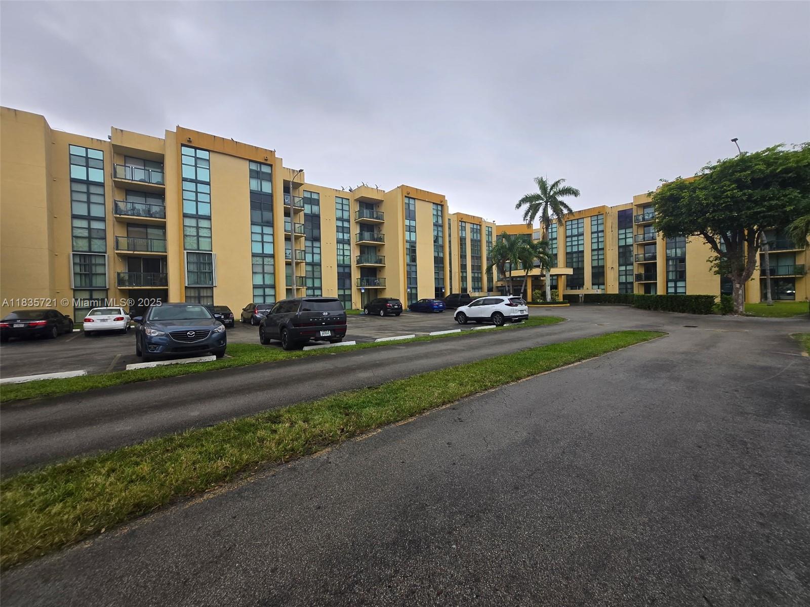 Property Photo: 11790 SW 18th St 323-3 FL 33175