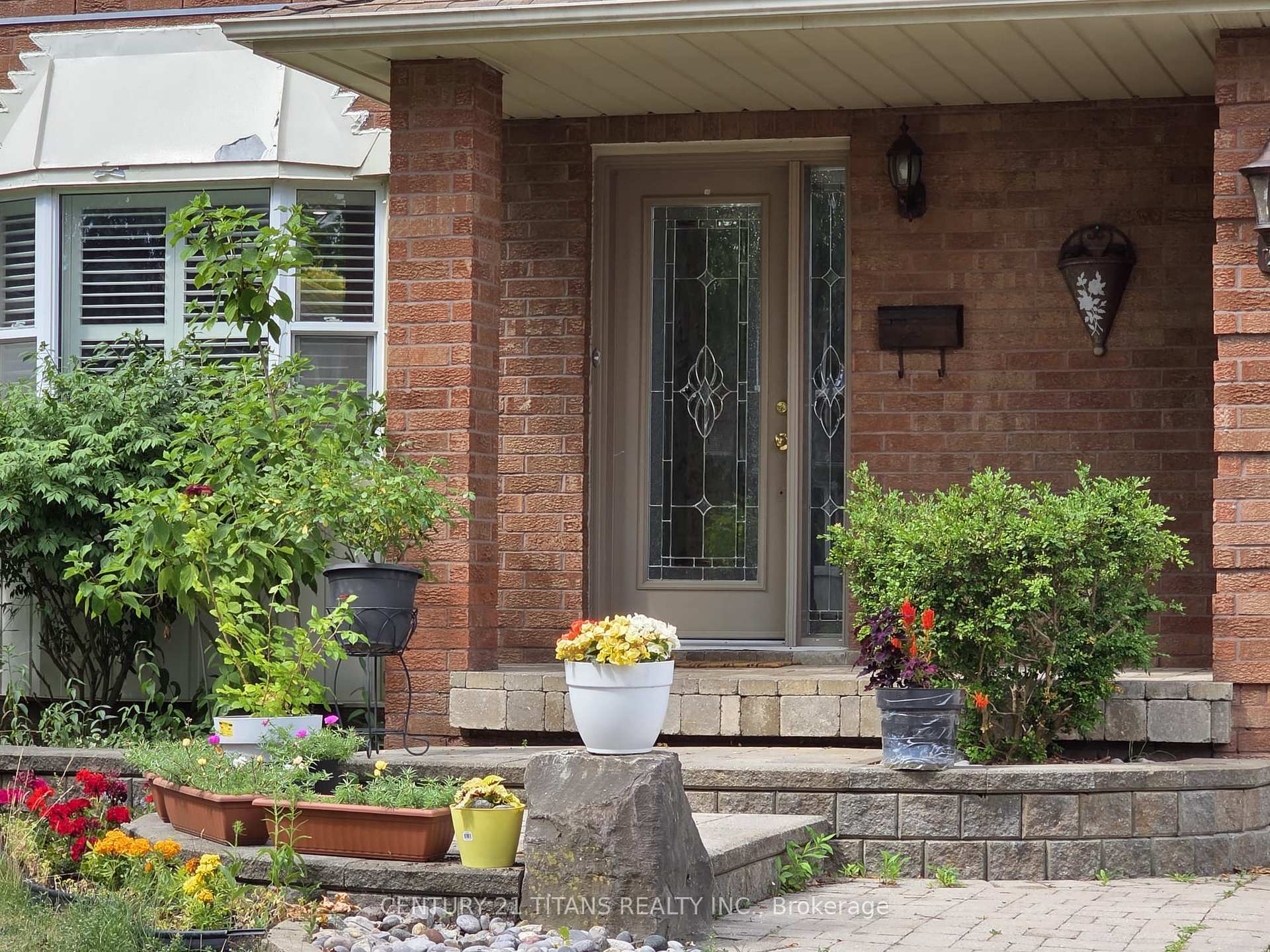 Photo de la propriété: 154 Melissa Crescent ON L1N 8G5