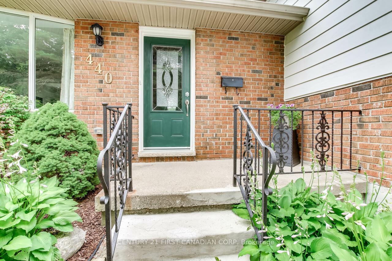 Property Photo: 440 Castlegrove Boulevard ON N6G 1K8