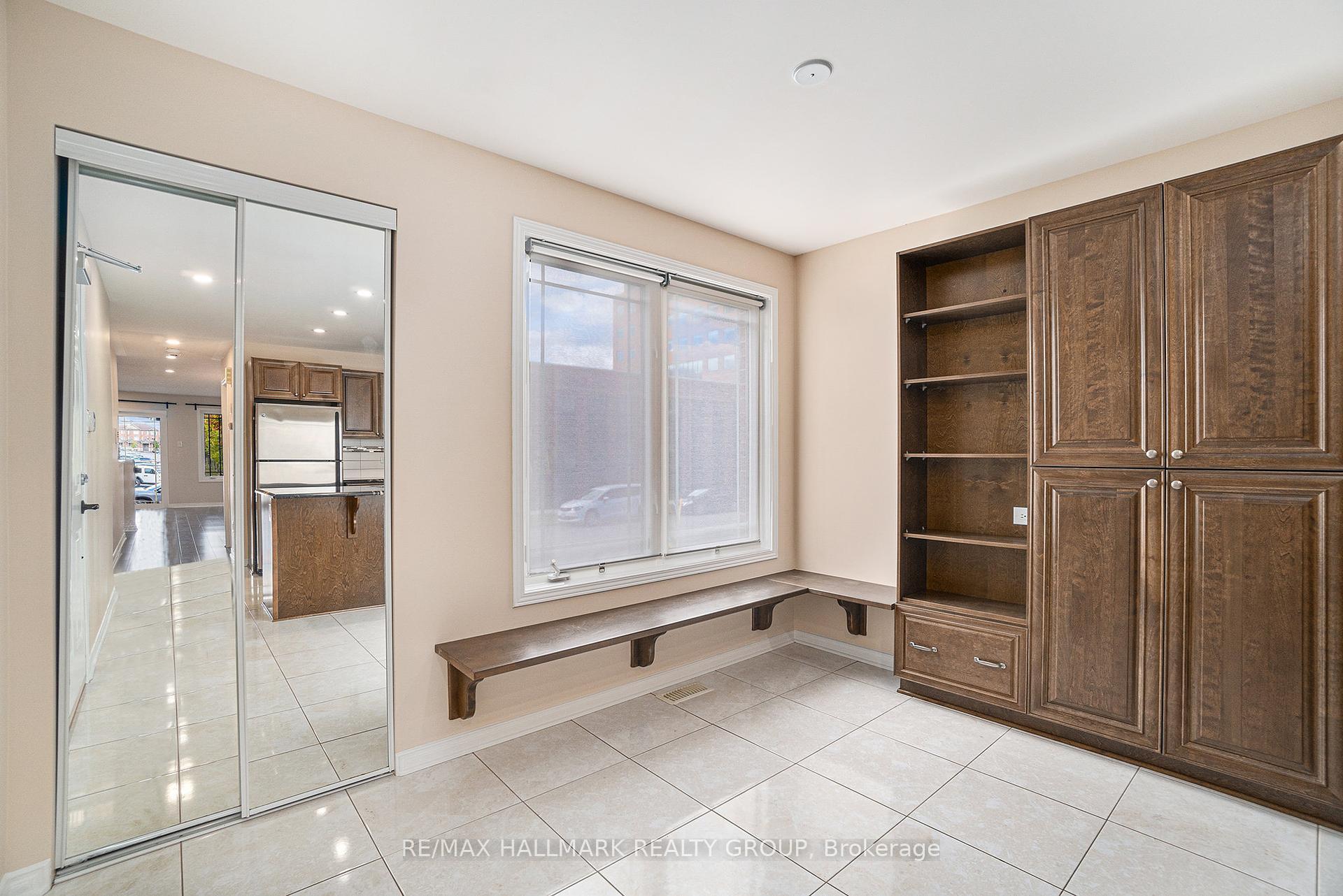 Property Photo: 170 Den Haag Drive 17 ON K1K 2V7