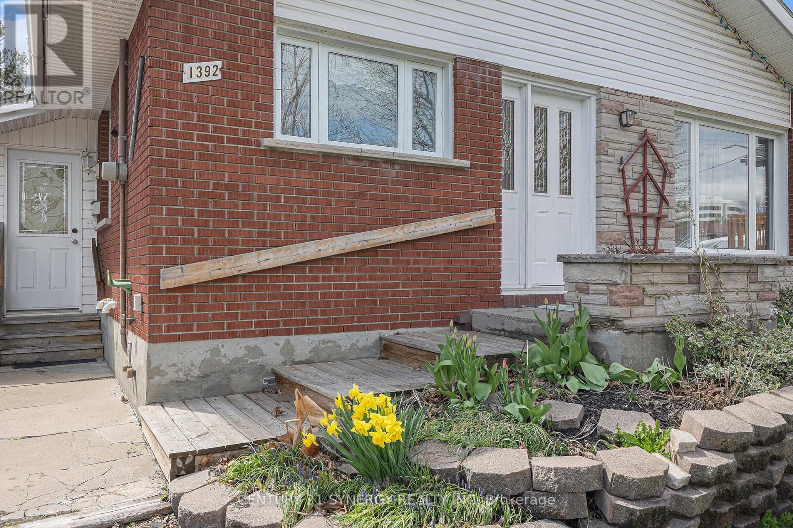Photo de la propriété: 1392 Aurele Street ON K1B 3L3