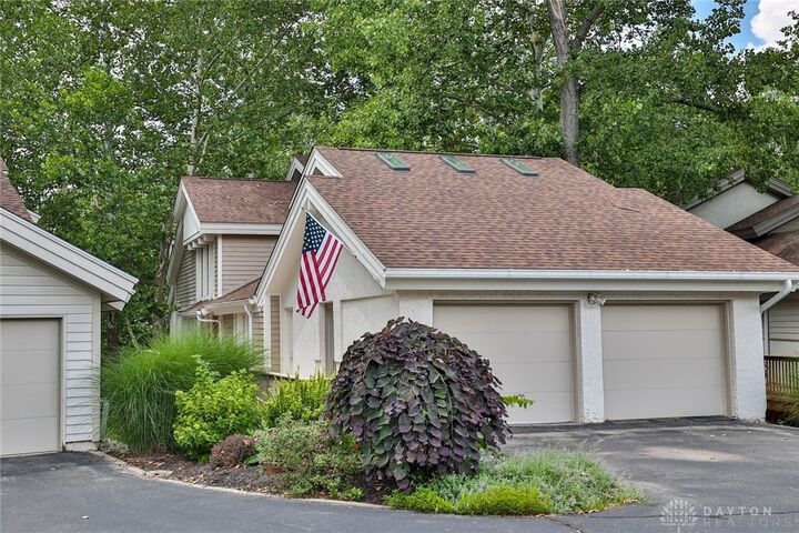 Property Photo: 1464 W Alex Bell Road OH 45459