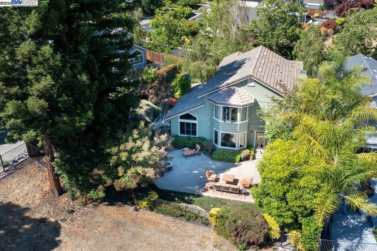 Property Photo: 560 Buttonwood Dr CA 94506