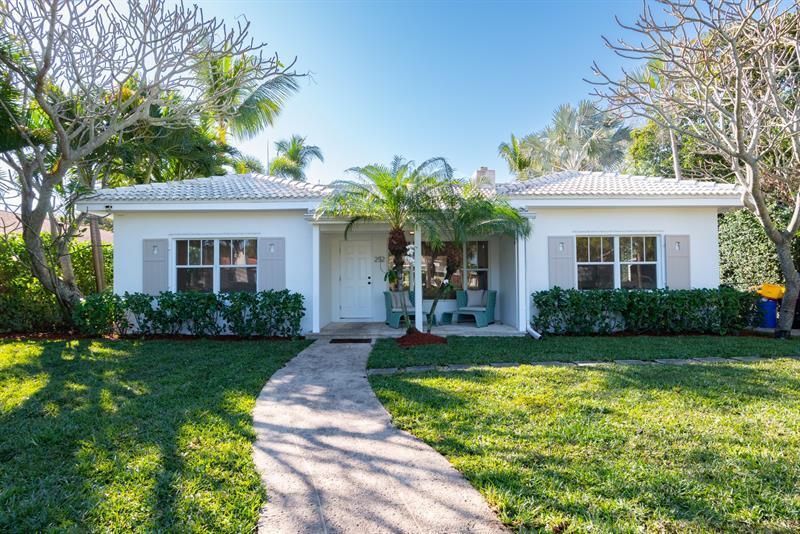 Property Photo: 252 Bloomfield Dr FL 33405
