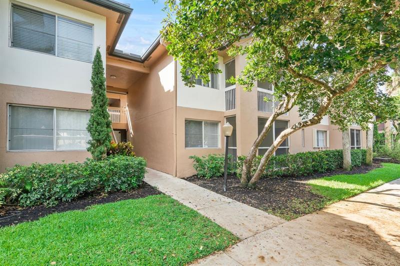 Property Photo: 9899 Westview Dr 516 FL 33076