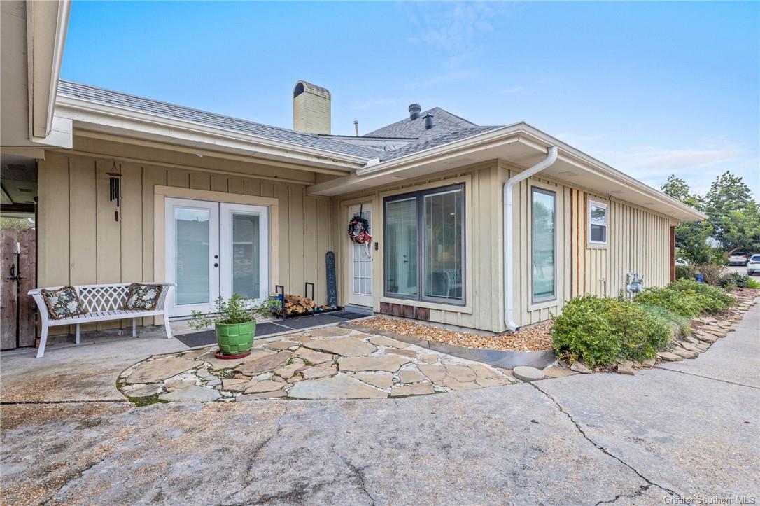 Property Photo: 1503 S Chateau Circle LA 70605
