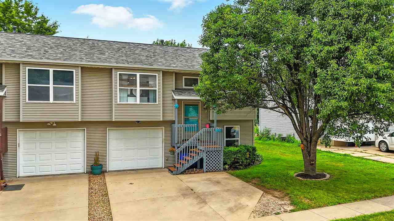Property Photo: 727 Hodge St IA 52317