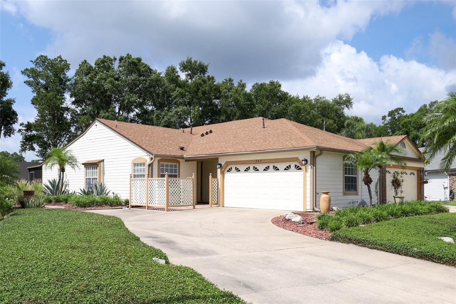 Property Photo: 945 Norfolk Court FL 32750