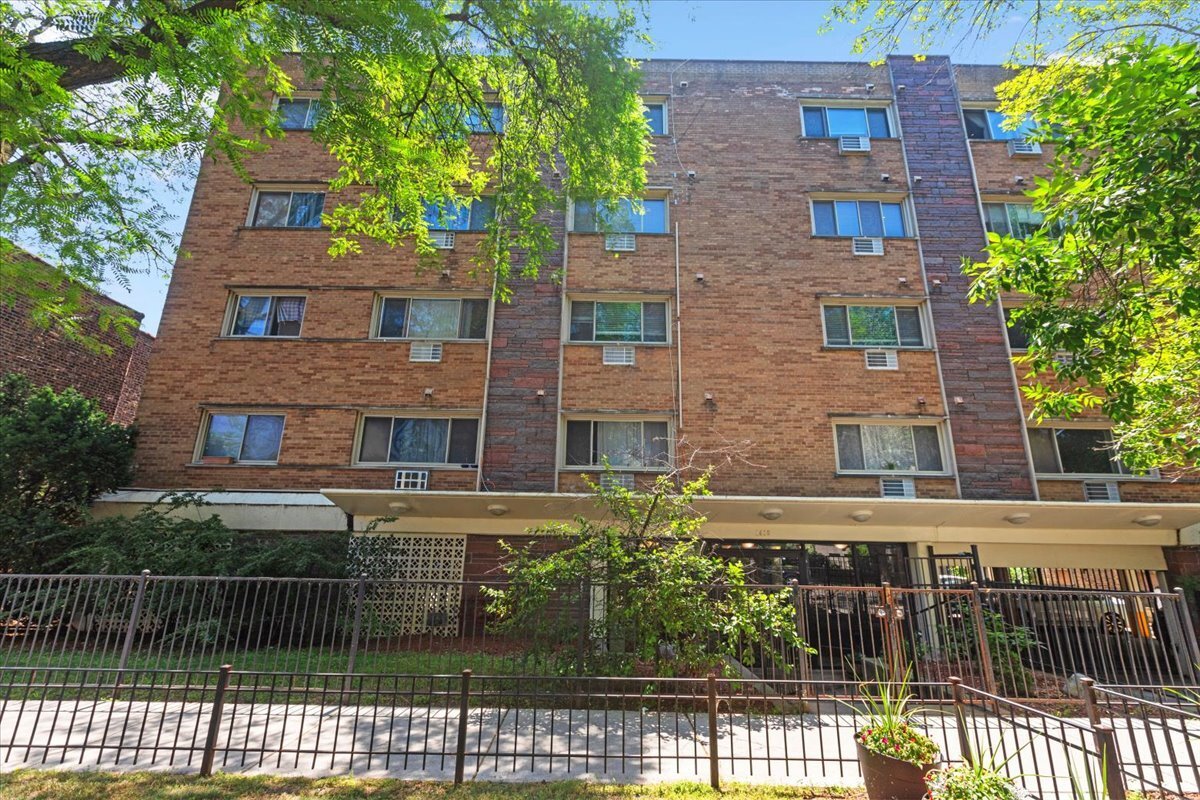 Property Photo: 1415 W Lunt Avenue 402 IL 60626
