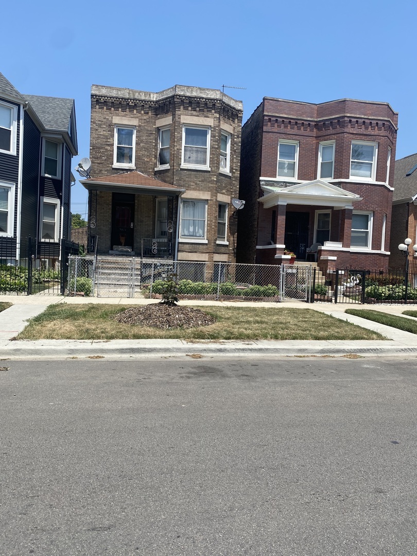 Property Photo: 5026 W Fulton Street IL 60644