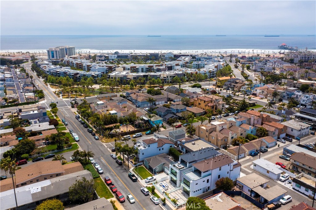 Property Photo: 209 Huntington Street CA 92648