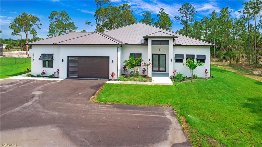 Property Photo: 2308 6th Ave SE FL 34117