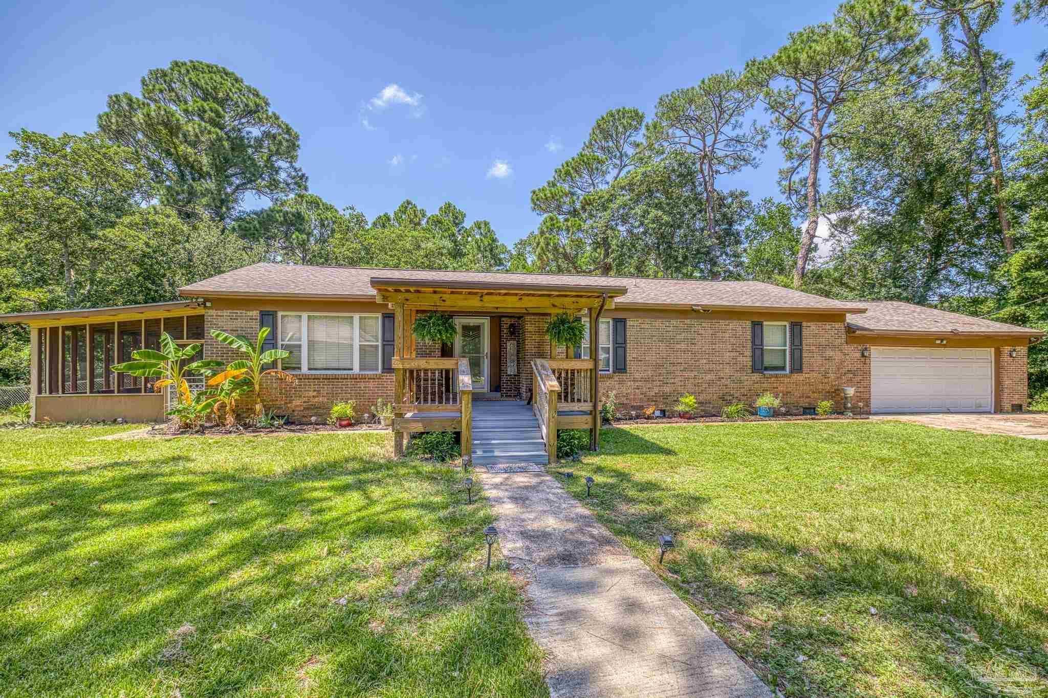 Property Photo: 3044 Laurel Dr FL 32563