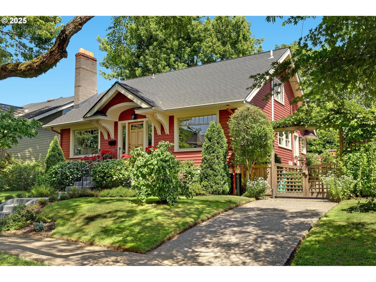 Property Photo:  1351 SE Flavel St  OR 97202 