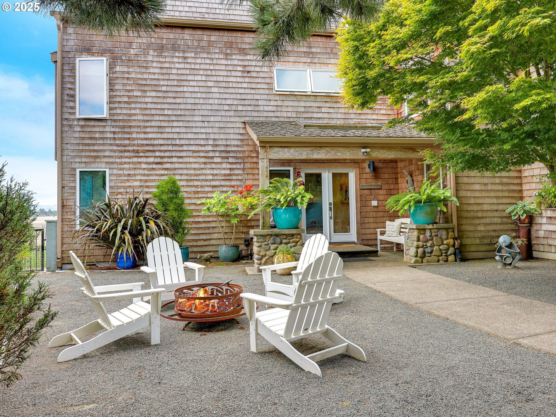 Property Photo: 924 Little Beach Dr OR 97138