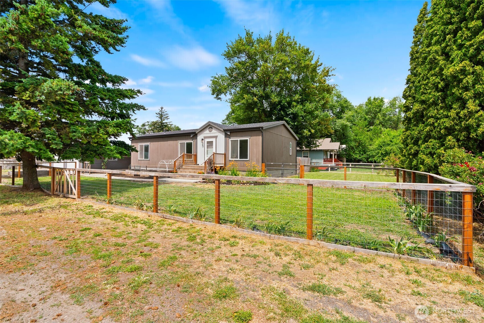 Property Photo: 301 W 2nd Avenue WA 98934
