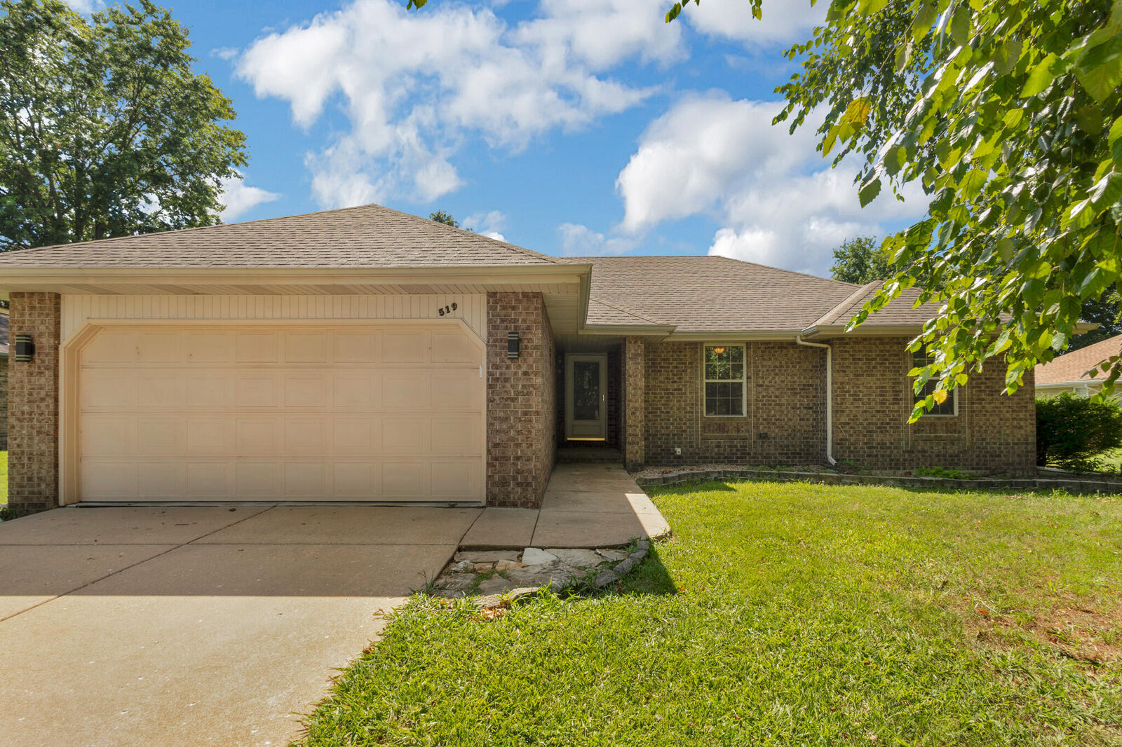 Property Photo:  519 N Lynette Avenue  MO 65738 