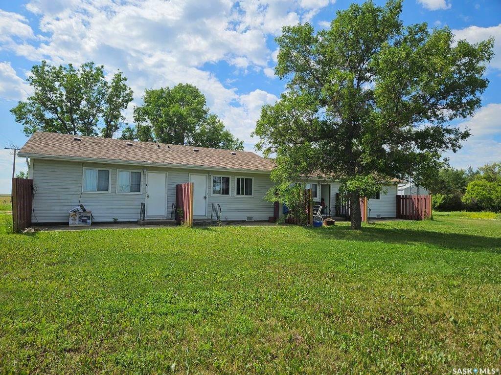 Property Photo: 113-115 2nd Avenue NE SK S0H 2B0