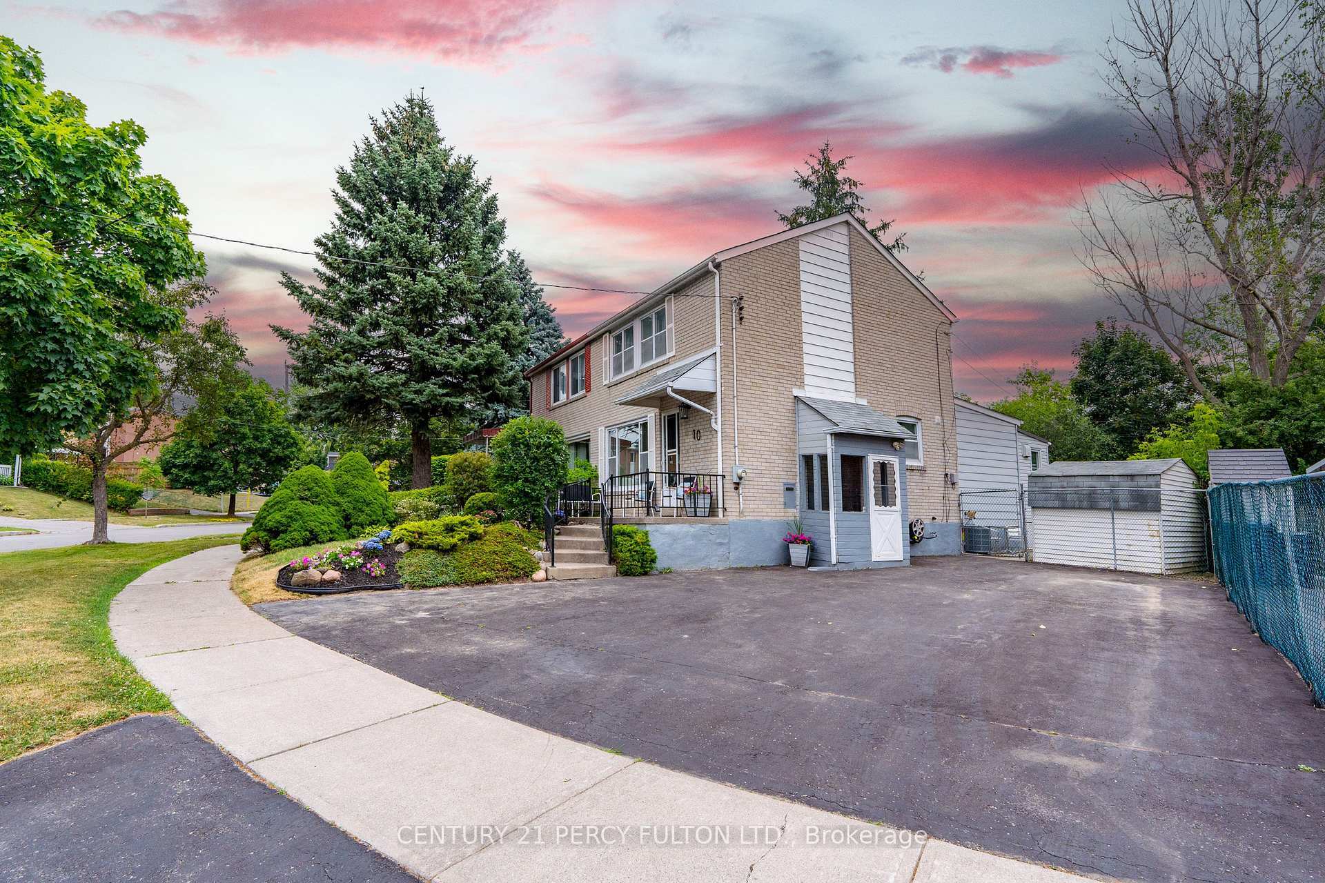 Photo de la propriété: 10 Chestnut Crescent ON M1L 1Y5