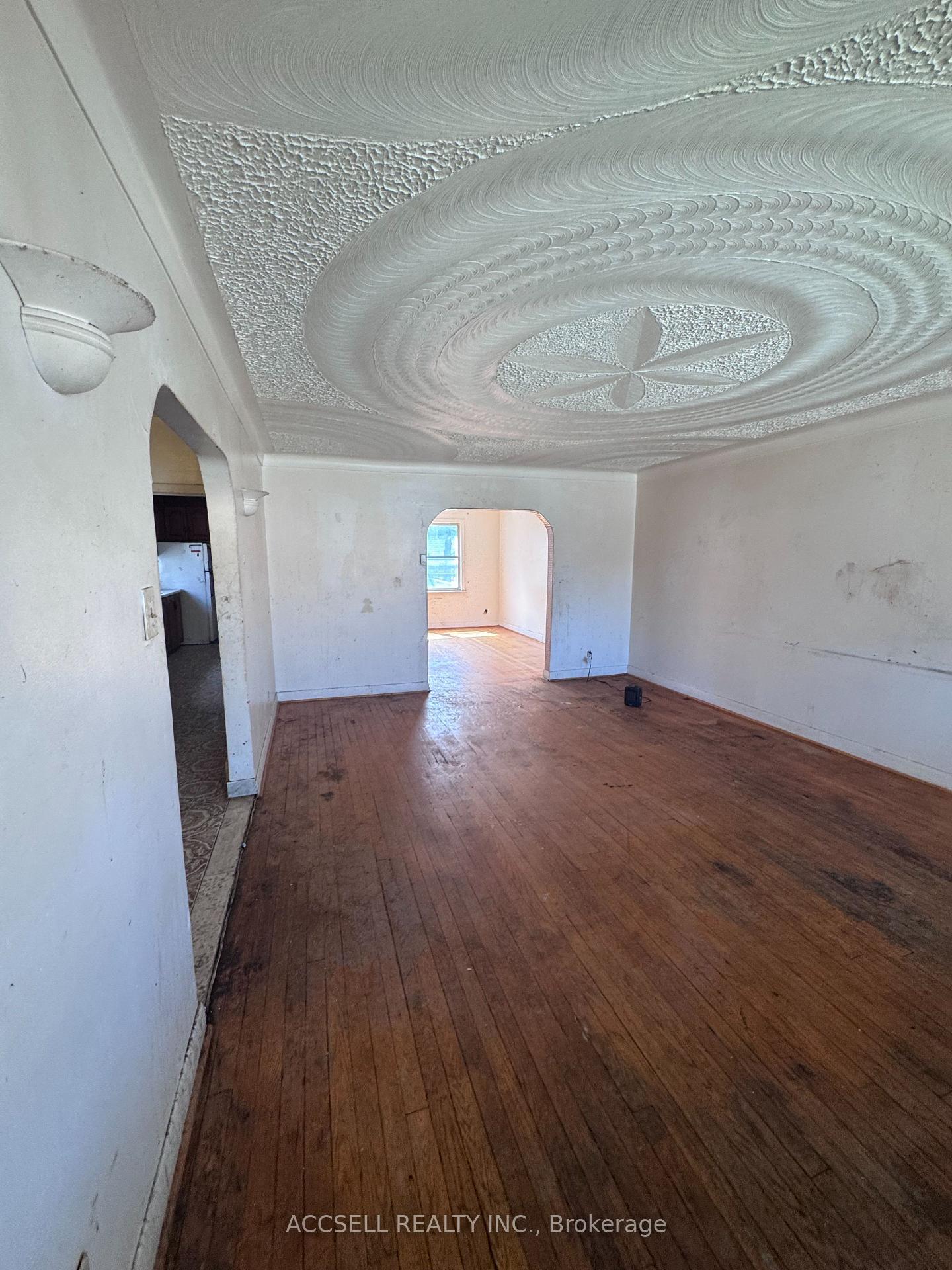 Property Photo: 1122 Aldea Avenue ON K1H 8C2