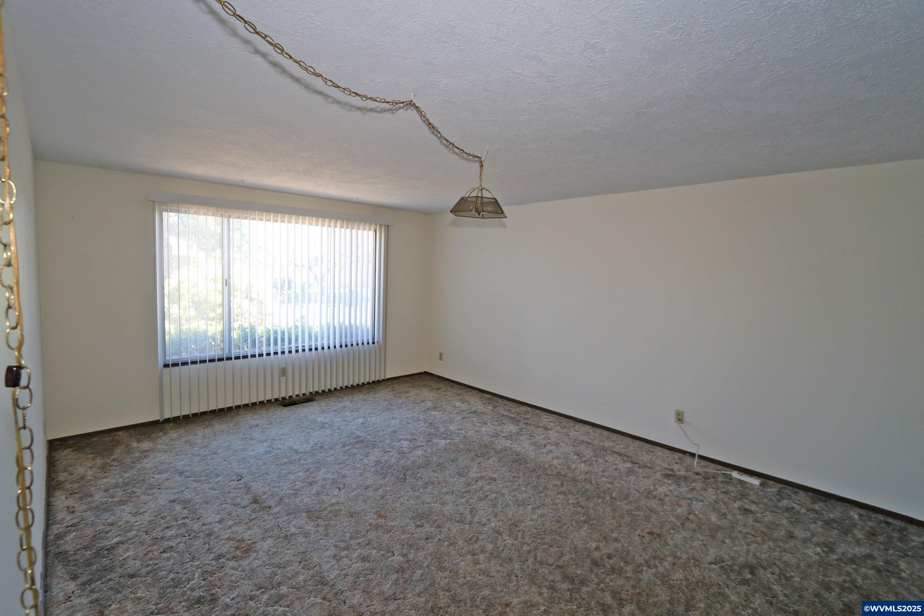 Property Photo: 431 45th Ct NE OR 97301