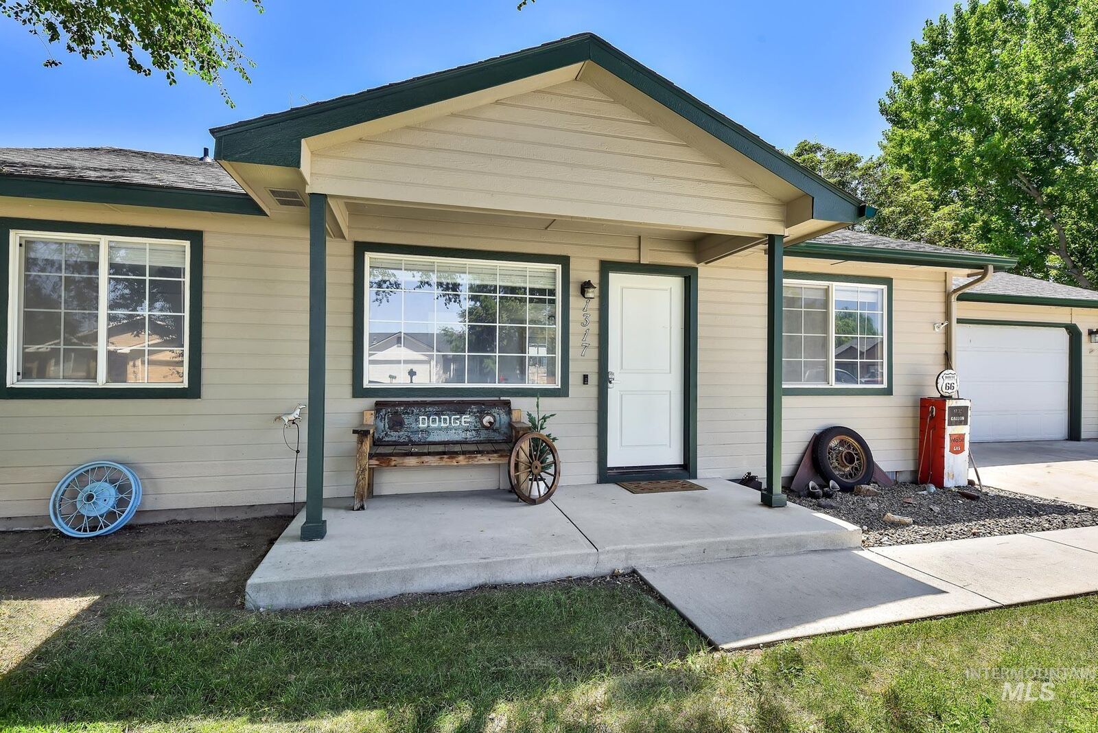 Property Photo:  1317 W Ash Place  ID 83634 
