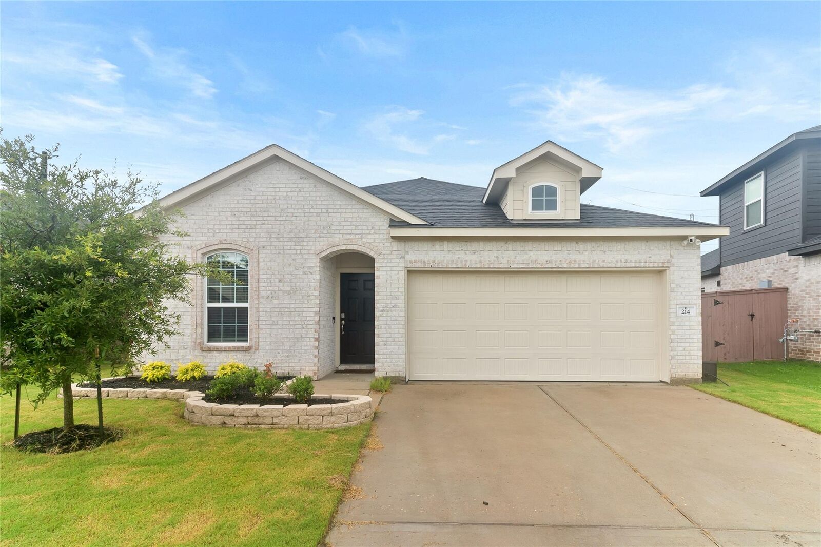 Property Photo: 214 Water Grass Trail TX 77531