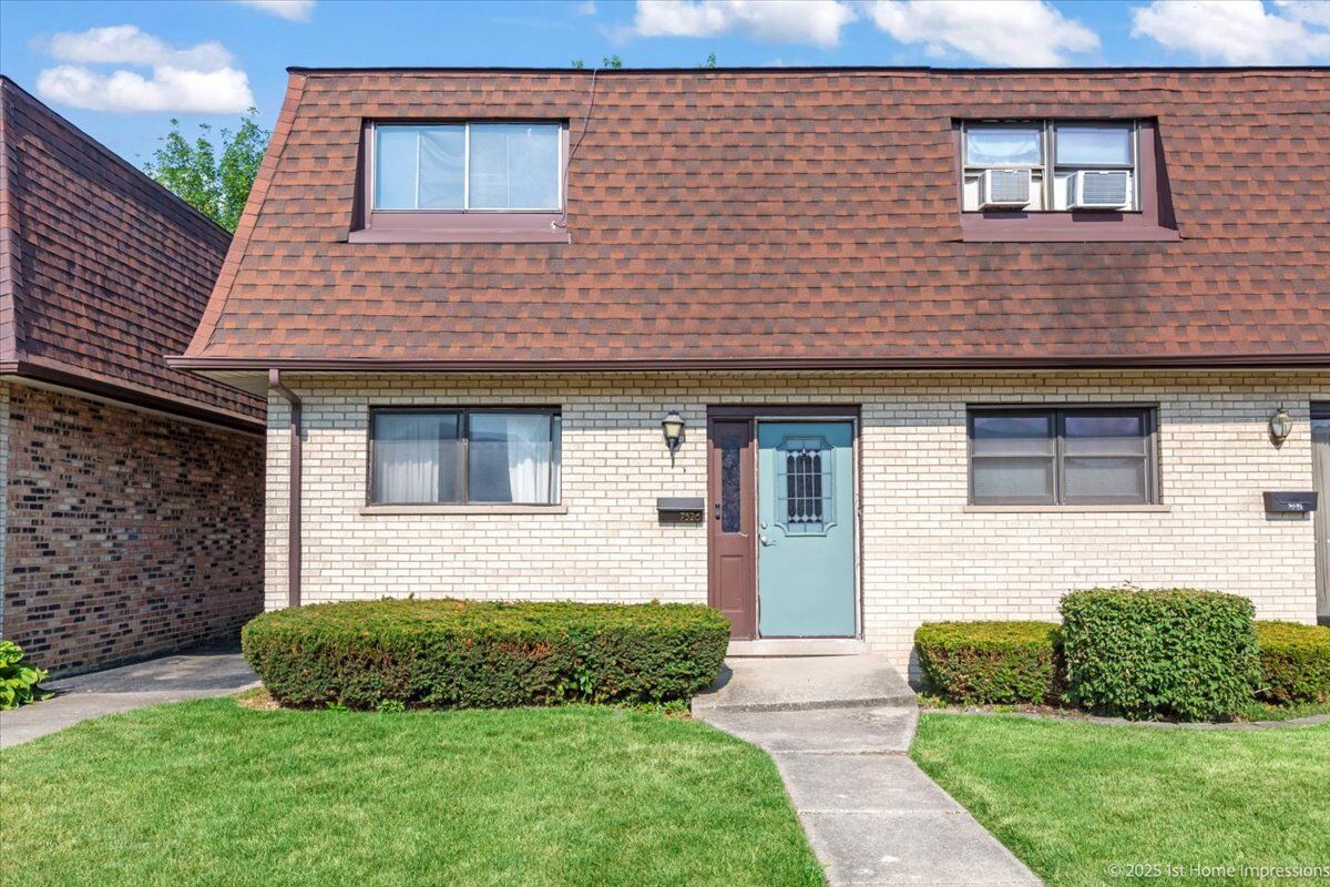 Property Photo:  7526 S Cork Avenue 7526  IL 60458 