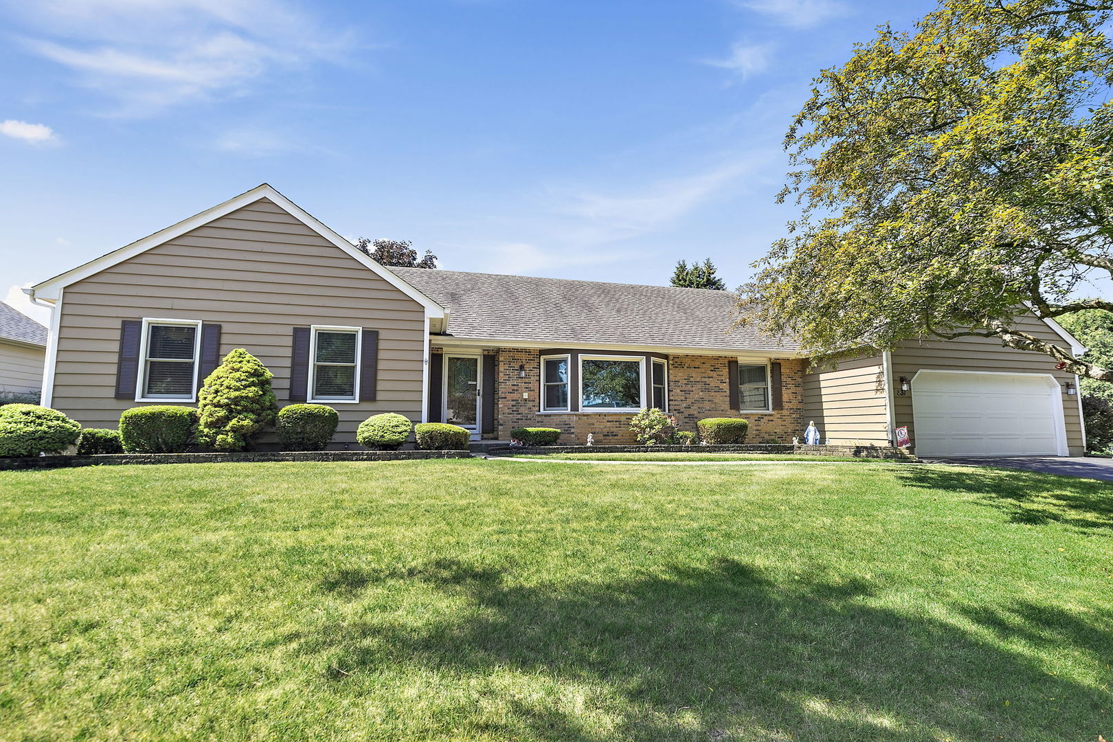 Property Photo: 831 Crabtree Lane IL 60013