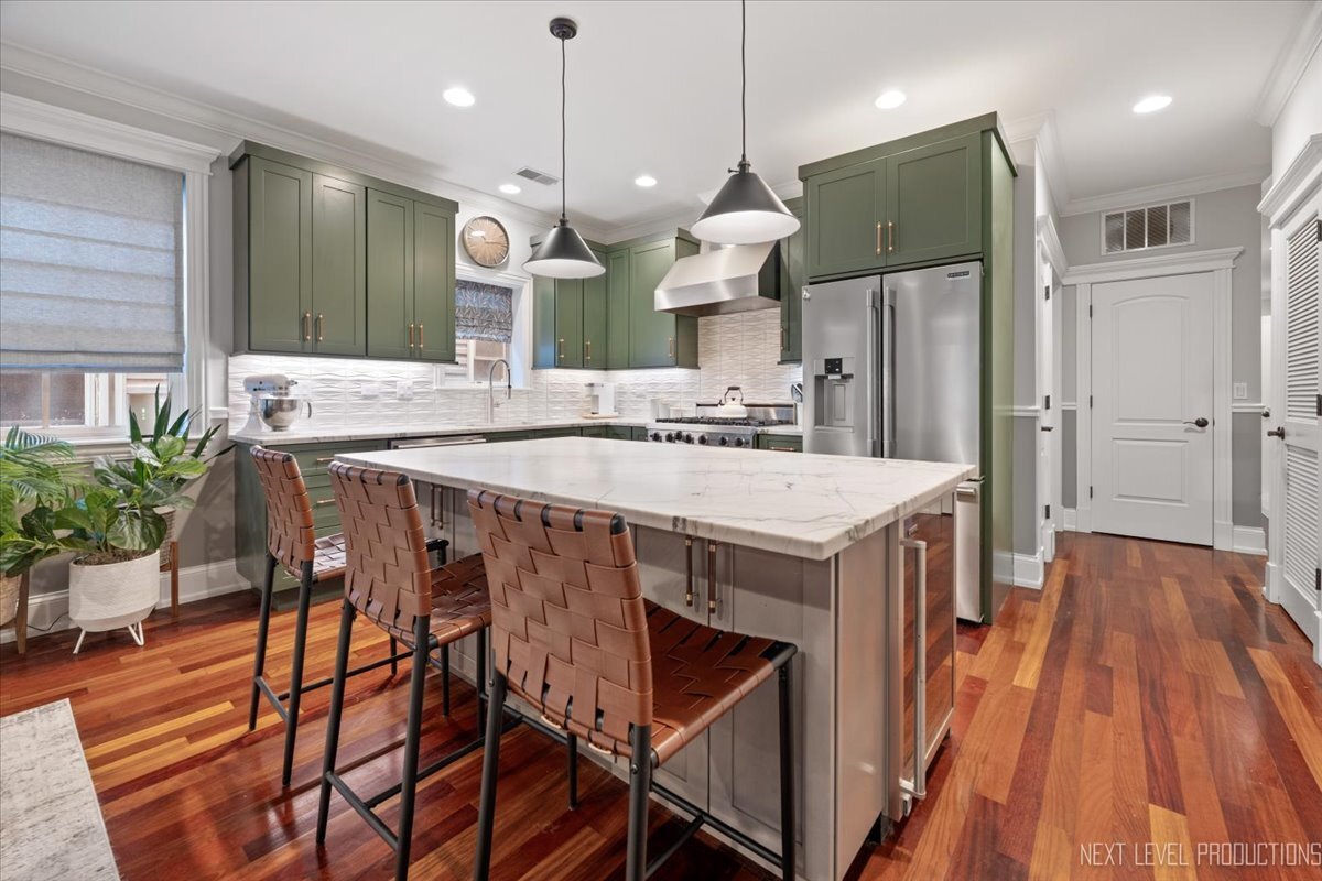 Property Photo: 2340 W Roscoe Street 2W IL 60618