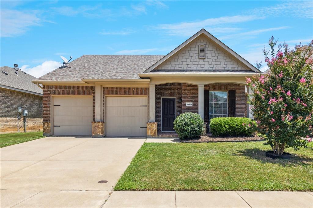 Property Photo: 10916 Braemoor Drive TX 76052