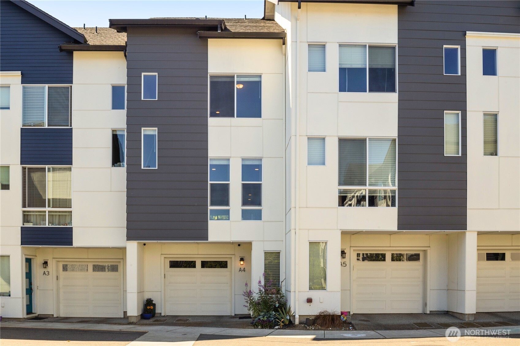 Property Photo: 14715 Admiralty Way A4 WA 98087