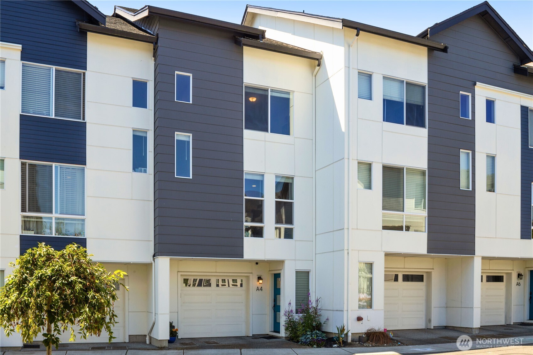 Property Photo:  14715  Admiralty Way A4  WA 98087 