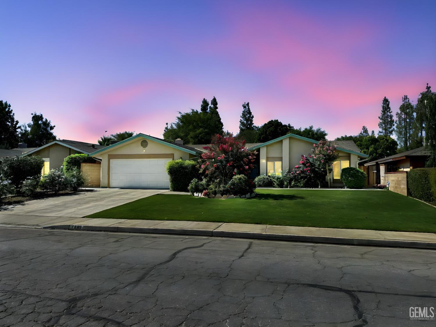 Property Photo: 7009 Quailwood Drive CA 93309