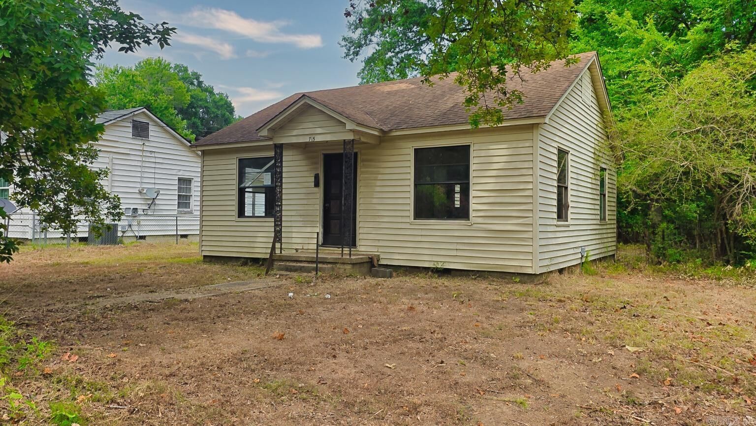 Property Photo:  715 Division Street  AR 72104 