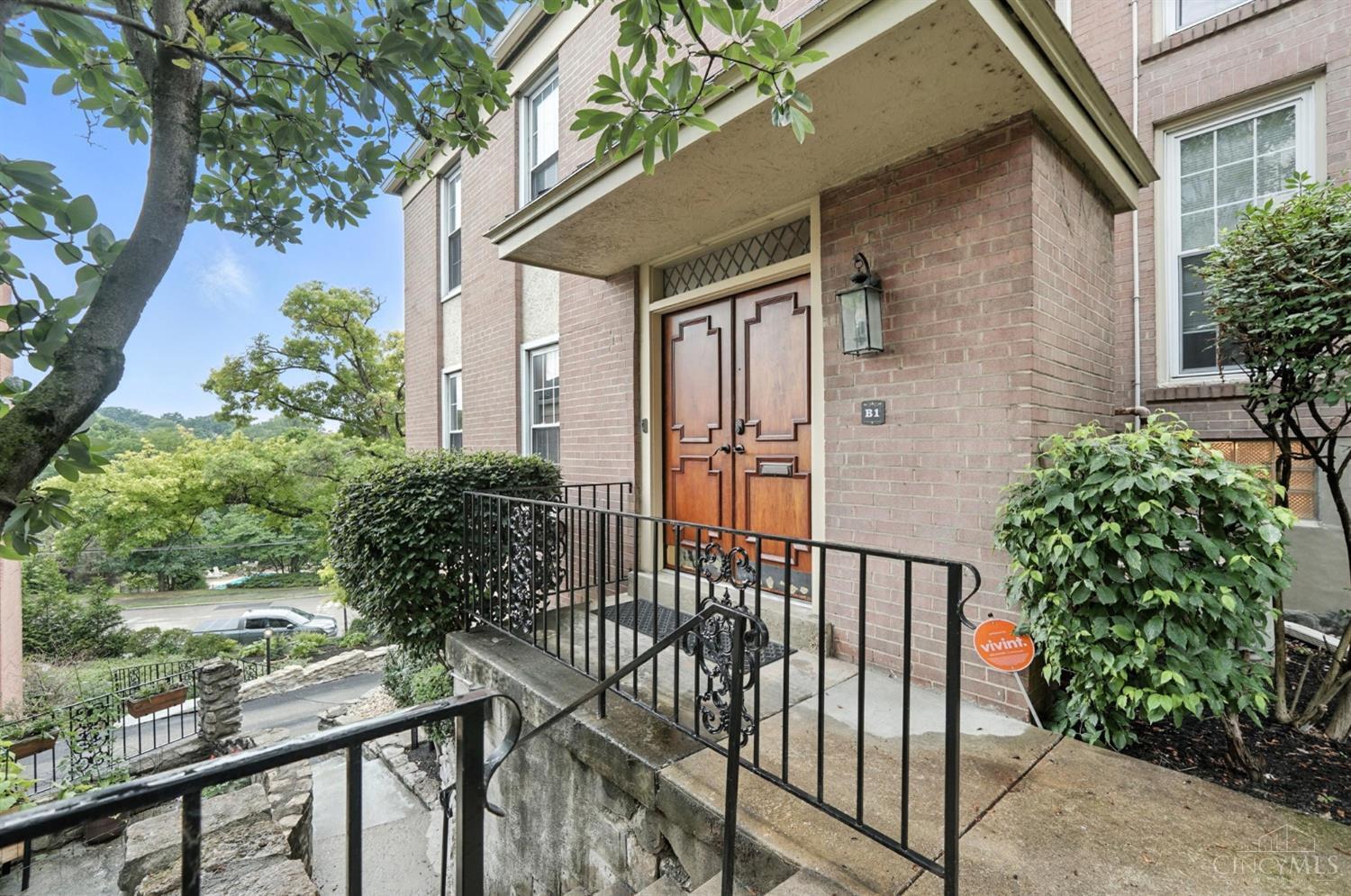 Property Photo: 854 Rue De La Paix OH 45220