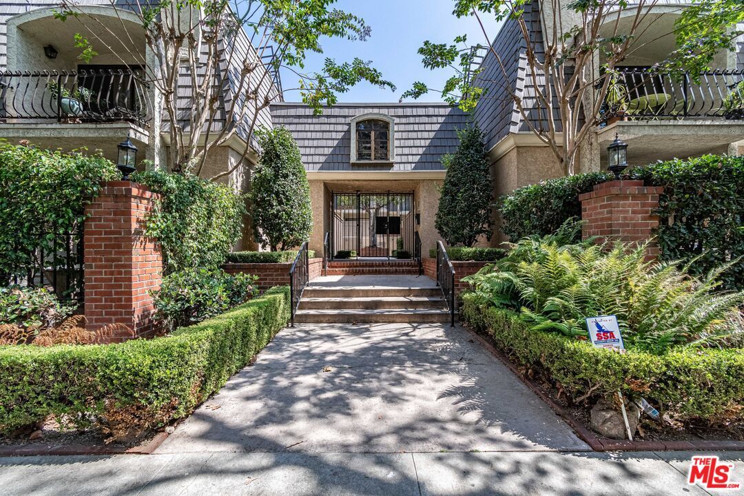 Property Photo: 624 Wilcox Ave CA 90004
