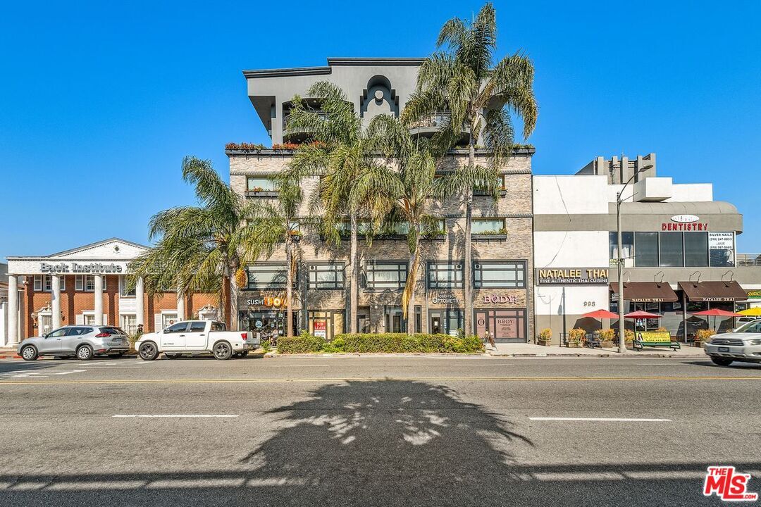 Property Photo:  930 S Robertson Blvd  CA 90035 