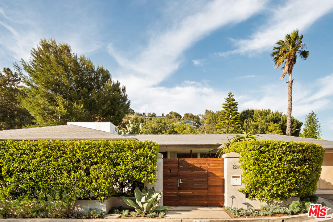 Property Photo: 2246 Chelan Pl CA 90068