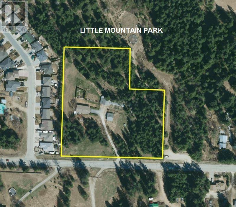 Photo de la propriété:  3851 10 Avenue Southeast  BC V1E 1W7 