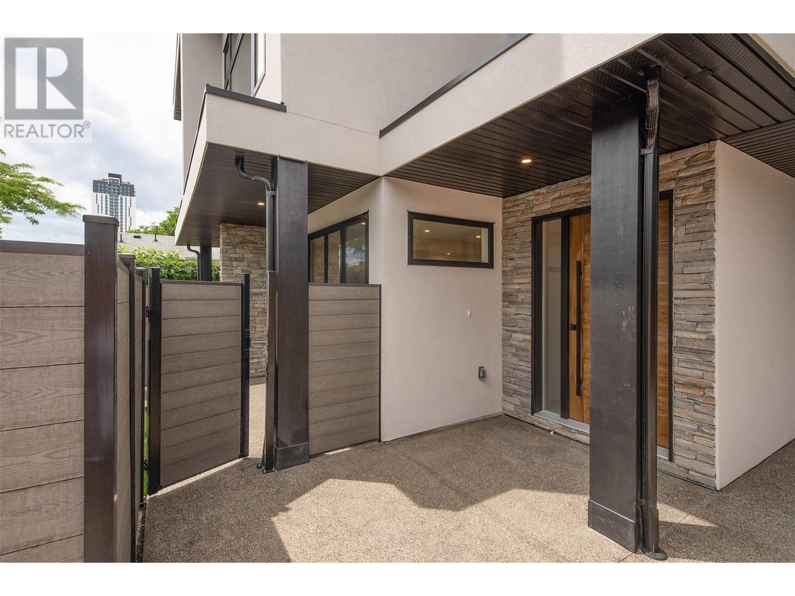 Property Photo: 839 Lawson Avenue 4 BC V1Y 6S9