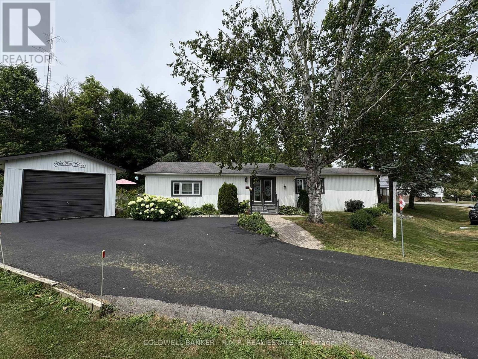 Photo de la propriété:  2 Hill Street  ON K9V 0H5 