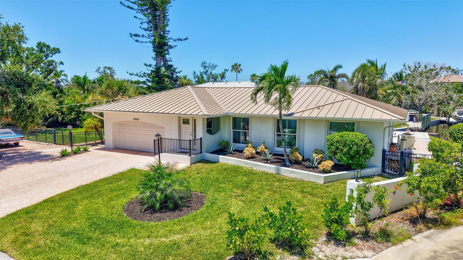 Property Photo: 6962 Belgrave Drive FL 34242