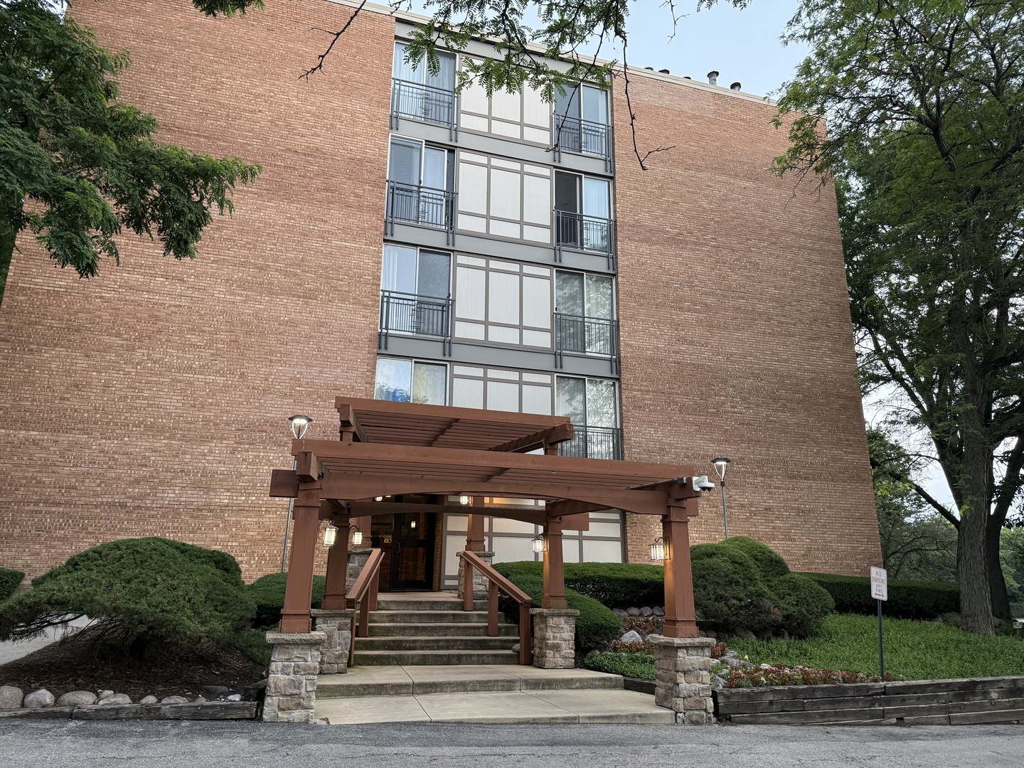 Property Photo:  5810 Oakwood Drive 3M  IL 60532 