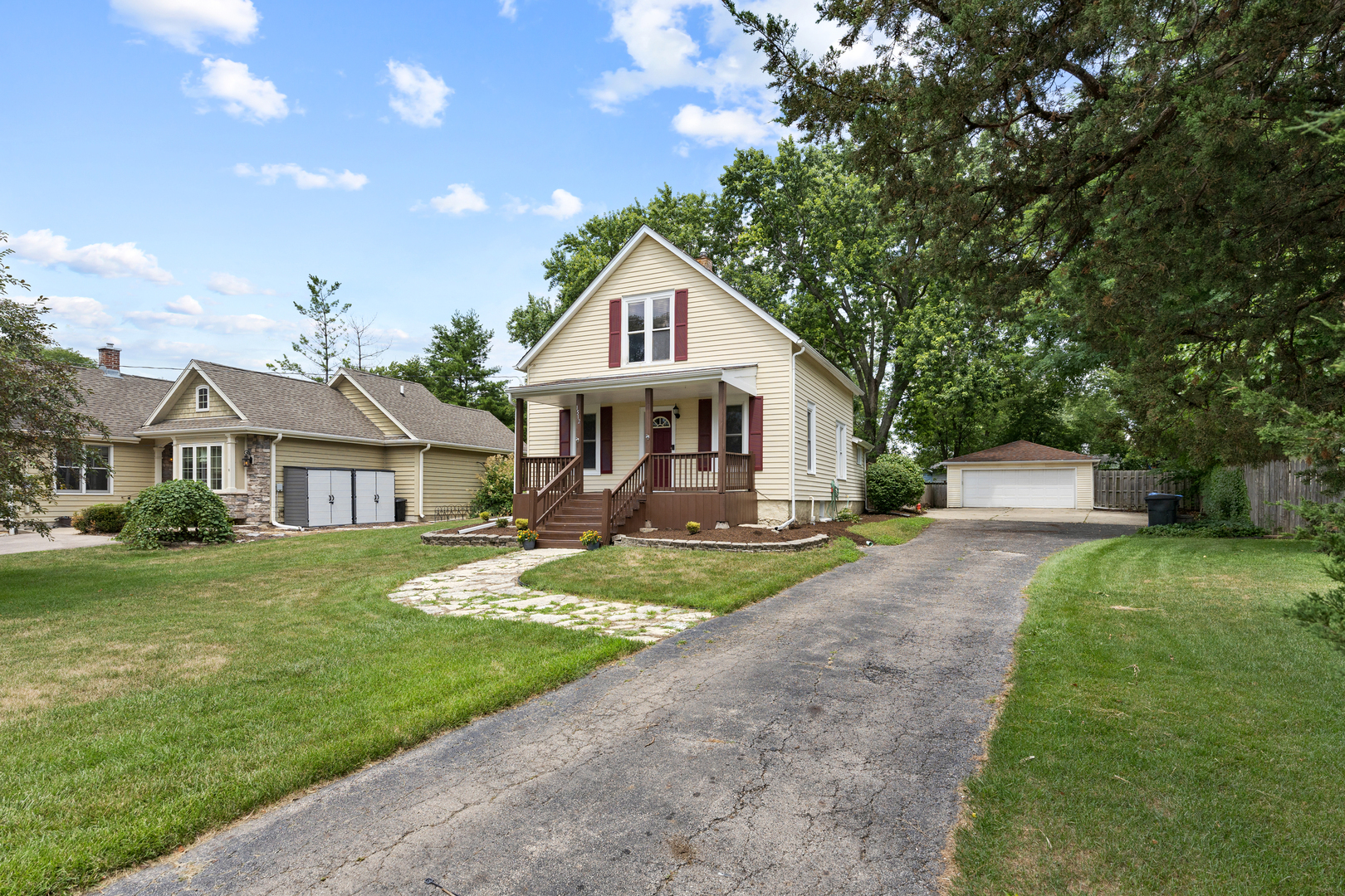 Property Photo: 1512 S 7th Avenue IL 60174