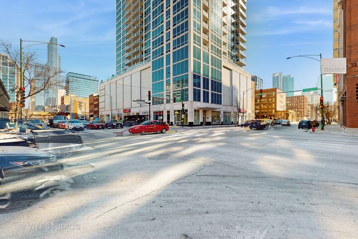 Property Photo: 757 N Orleans Street 907 IL 60654